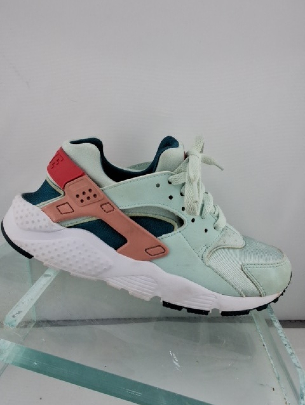 Nike Huarache Kids Seafoam Green and Coral Accent Sneakers